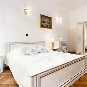 Magnificent King Apartment