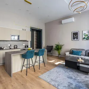 https://luxurious-spacious-central-apartment-in-the-kertesz-street.inbudapesthotels.com